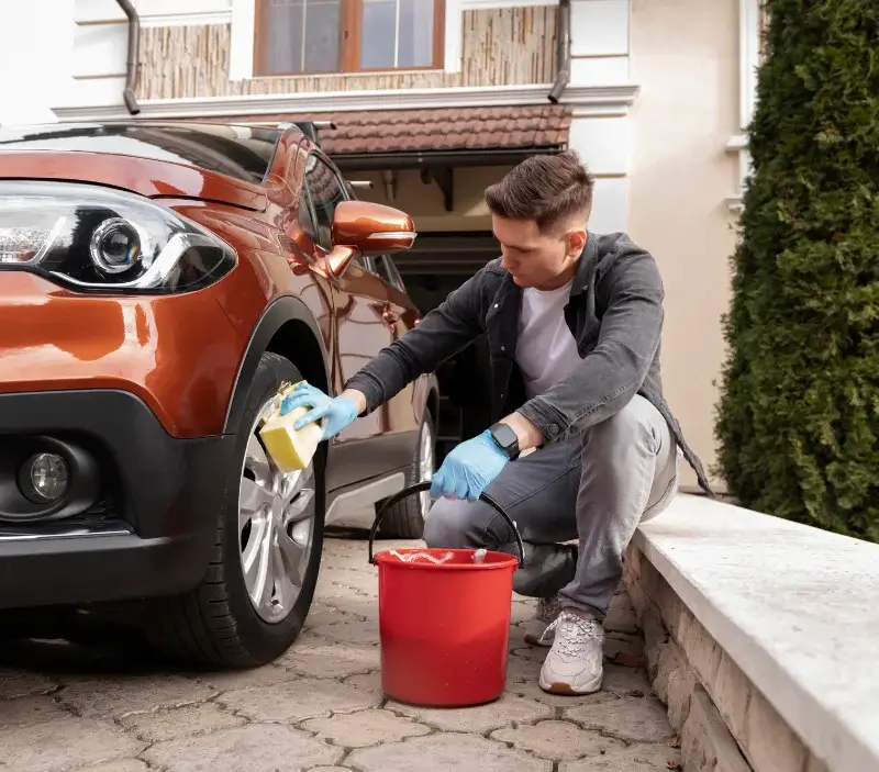 Lavage auto à domicile Fontaines-en-Sologne : professionnel intervenant sur un véhicule
